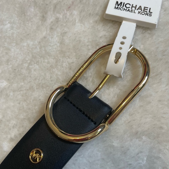 Michael Kors Elegant Black Leather Belt with Gold Buckle - Picture 5 of 5